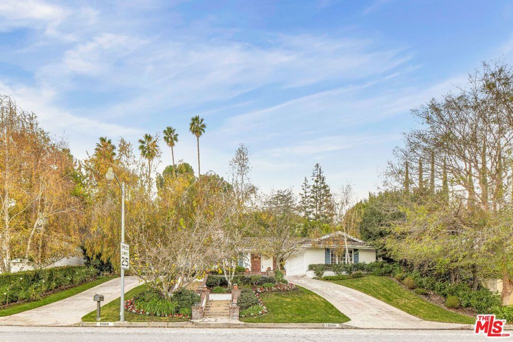 Photo of 15550 Valley Vista Boulevard, Encino, CA 91436 (MLS # 25626695)