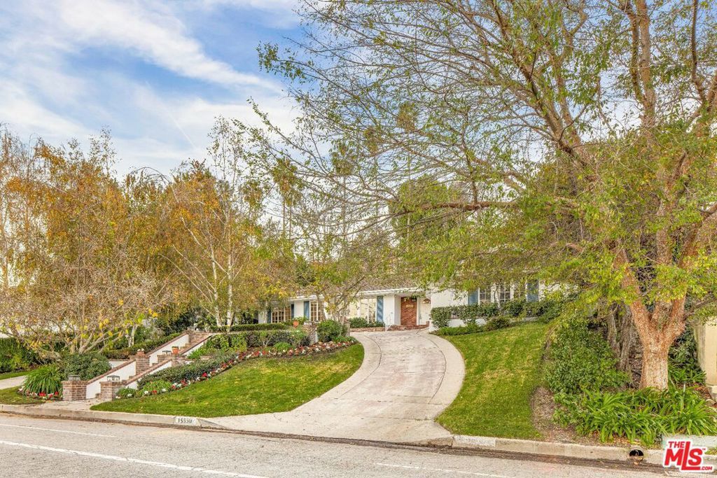 Photo of 15550 Valley Vista Boulevard, Encino, CA 91436 (MLS # 25626695)