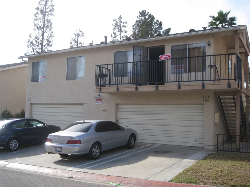This is a very clean and well maintained condominium. Recent interior painting and kitchen flooring. Complex has a community pool and playground. Situated close to freeways, schools and shopping. FHA Approved. Neighborhoods: Paradise Hills Complex Features: ,, Other Fees: 0 Topography: LL