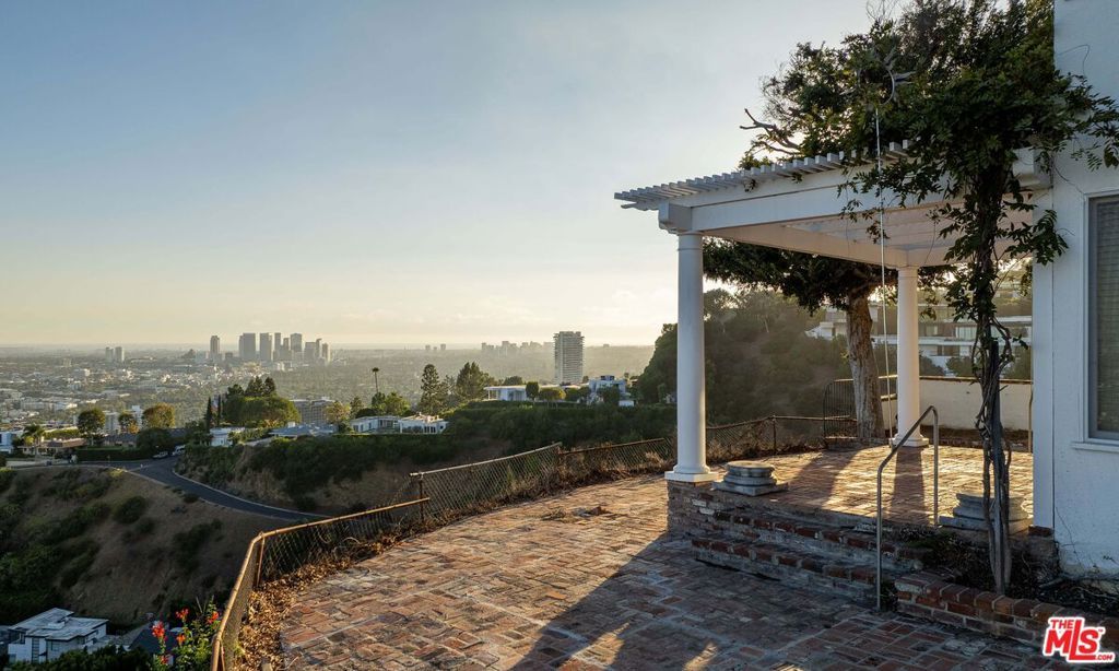 Photo of 8900 Evanview Drive, Los Angeles, CA 90069 (MLS # 25602163)