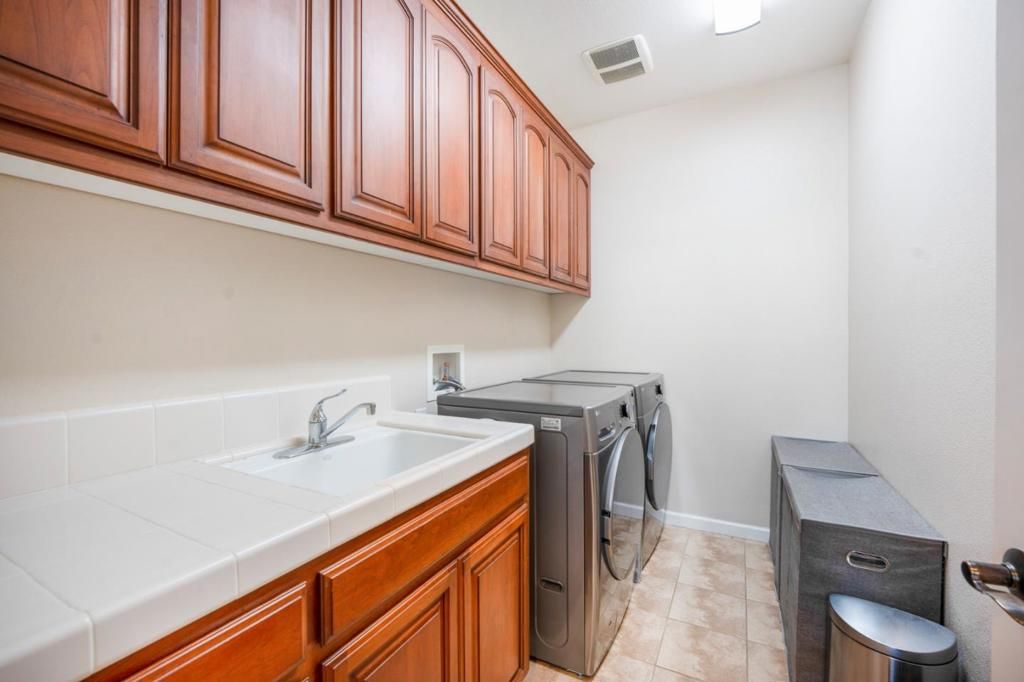 listing image 130727216008451093459