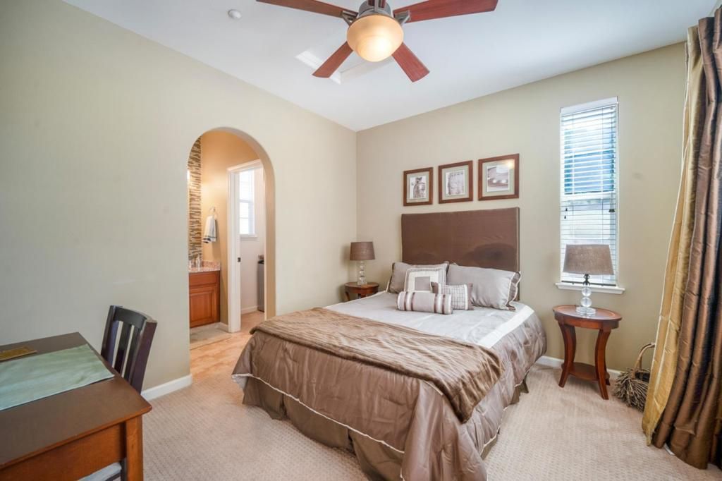 listing image 130721647080402383373