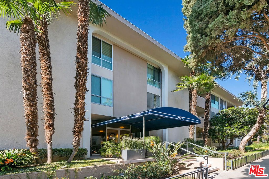 Photo of 927 N Kings Road #107, West Hollywood, CA 90069 (MLS # 25595321)