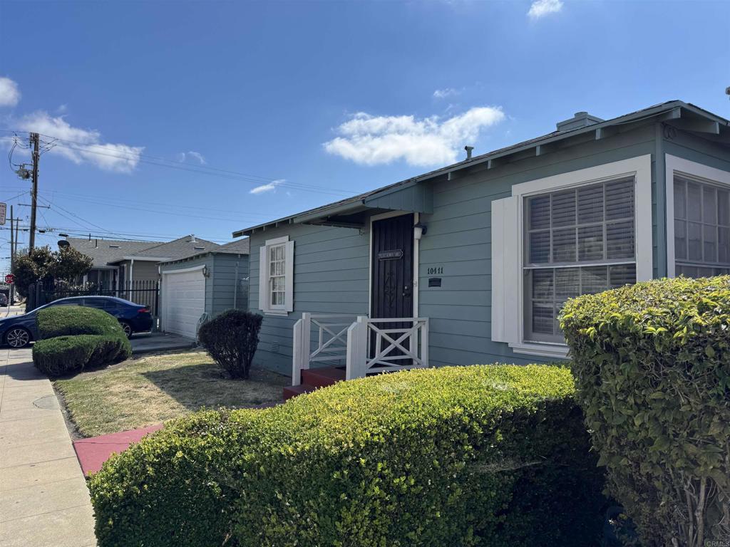 Investor Opportunity – Duplex with Huge Potential in Oakland! Unlock the upside with this duplex in Oakland, ideal for investors and contractors ready for a value-add project. Each unit offers solid bones; one of the units needs updating, giving you the chance to remodel, reposition, and maximize returns. The property features a rare 4-car garage—ideal for storage, workshop use, or potential ADU conversion (buyer to verify)—opening the door to multiple income streams. With strong rental demand in Oakland and continued growth in the East Bay market, this is a prime opportunity to increase cash flow and build long-term equity. Whether you’re looking to renovate and hold, or improve and resell, this duplex is a versatile investment with significant upside potential.