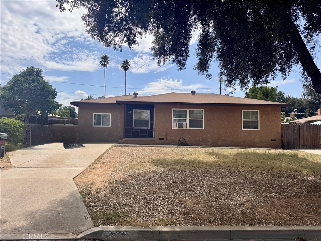 Priced to Sell! Perfect opportunity for a family investor, or first time buyer.
This charming 3 bedroom, 2 bath home is being offered by the original owner and is full of potential. Built in 1950, it sits on a large 7405 sq. ft. lot with plenty of room to entertain, garden, or expand. Enjoy RV parking, and a spacious backyard, perfect for families and gatherings.
Located just 1 mile from the Metrolink Station and Downtown Riverside, this home offers convenience for commuters and easy access to shopping, dining, and entertainment. With no HOA dues and a quiet, well established neighborhood, this property is a rare find.
Don’t miss your opportunity to make this Riverside gem your own!