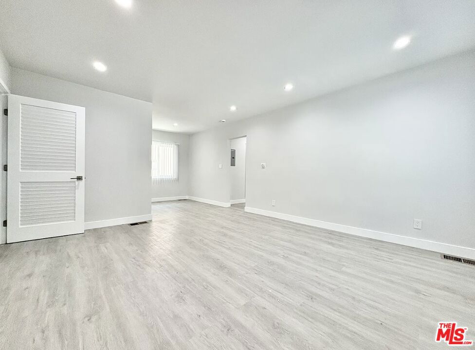 BE THE LUCKY ONE TO LIVE IN THIS LUXURY MAGNIFICENT COMPLETELY REMODLED, UPGRADED 1 BEDROOM 1 BATHROOM APARTMENT CENTRALLY LOCATED IN THE HEART OF PICO ROBERTSON, ADJACENT TO BEVERLY HILLS AND BEVELYWOOD. COMPLETELY UPDATED 1 bedroom +1 Bath luxury unit in the heart of Westside. Unit comes with NEW stainless-steel appliances (fridge, microwave, dishwasher, stove, Washer and dryer, LED Recessed Lights, Hardwood floors, Brand New Central AC, New double sealed windows, Brand New kitchen with beautiful Granite, and bathroom, and WASHER AND DRYER. ENTIRE UNIT IS BRAND NEW; exterior of building IS EXTENSIVELY renovated. Unit is full of light and bright very spacious and open floor plan. Has ample closet spaces. Unit also comes with 1 parking space in the building.