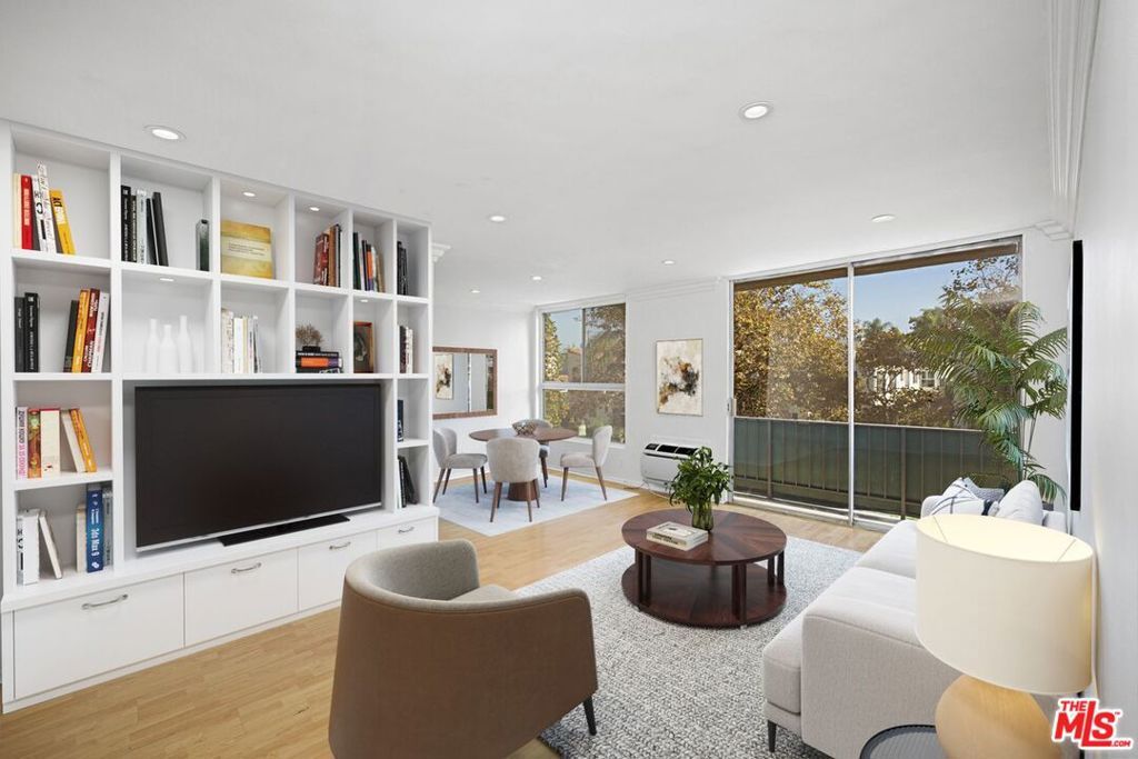 Photo of 525 N Sycamore Avenue #304, Los Angeles, CA 90036 (MLS # 25616285)