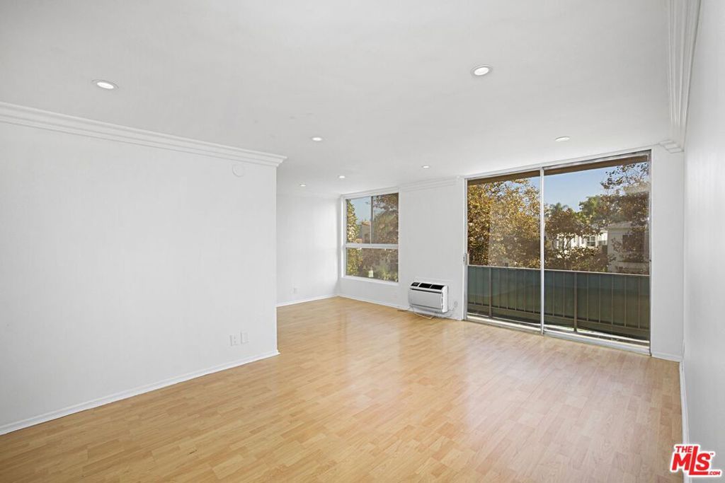 Photo of 525 N Sycamore Avenue #304, Los Angeles, CA 90036 (MLS # 25616285)