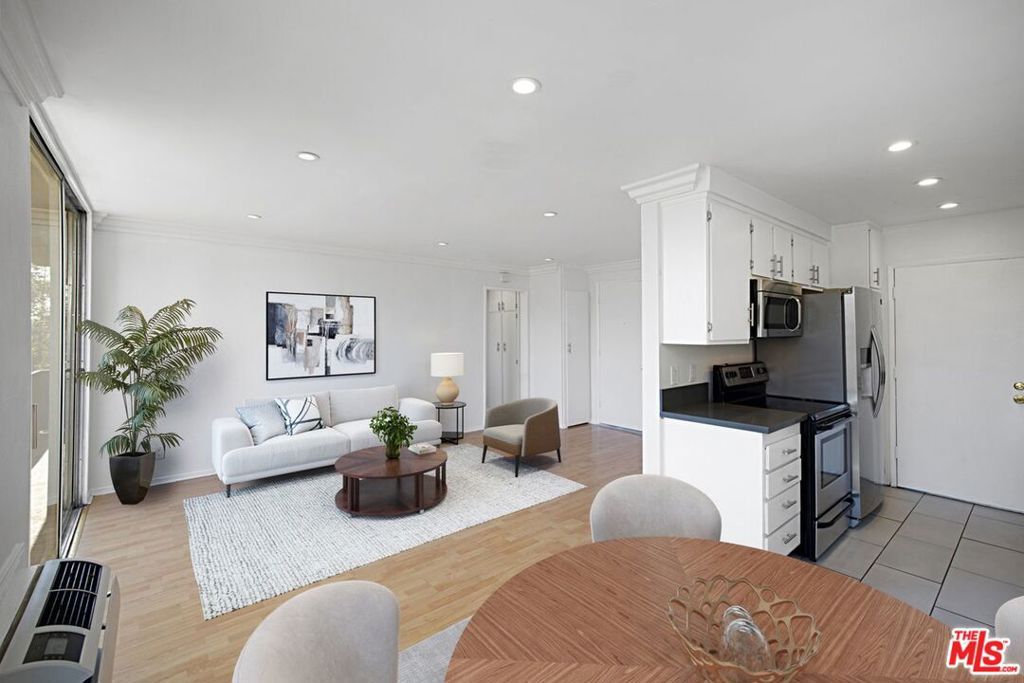 Photo of 525 N Sycamore Avenue #304, Los Angeles, CA 90036 (MLS # 25616285)