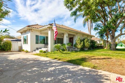 Photo of 2215 N Niagara Street, Burbank, CA 91504 (MLS # 25627023)