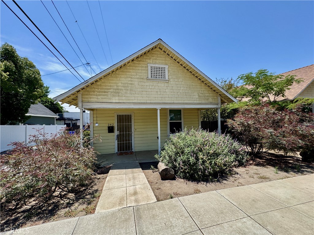 Step into charm and comfort with this delightful 2-bedroom (1 bedroom + bonus room without closet), 1-bath home nestled in the heart of Upland. Bursting with character, this cozy residence beautifully blends vintage appeal with modern-day conveniences — including the luxury of an in-unit washer and dryer.
Located just moments from the Upland Metrolink Station, your daily commute or weekend adventures are easier than ever. You will appreciate the home’s proximity to excellent schools and the vibrant Historic Downtown District, known for its shops, dining, and community events.
Whether you’re relaxing in the cozy living space, enjoying the unique character of this home, or exploring the charming neighborhood, this property offers the perfect mix of comfort and convenience.
Don’t miss your chance to live in this inviting home in one of Upland’s most desirable areas. Schedule a tour today!