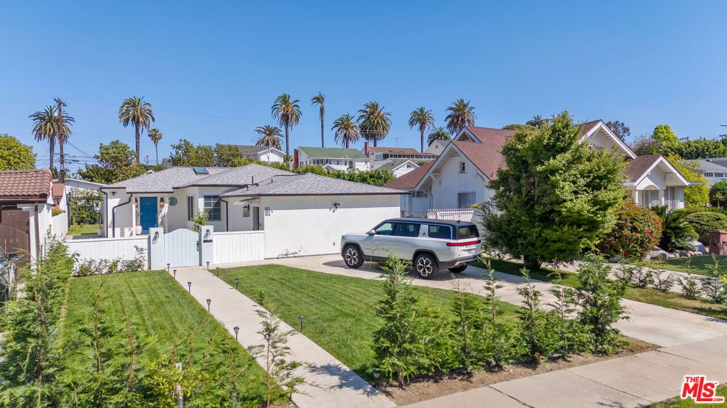 Photo of 1152 S Windsor Boulevard, Los Angeles, CA 90019 (MLS # 25542289)
