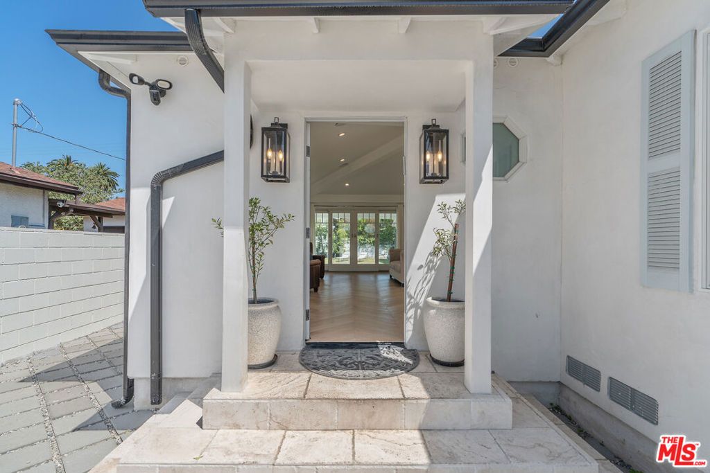 Photo of 1152 S Windsor Boulevard, Los Angeles, CA 90019 (MLS # 25542289)