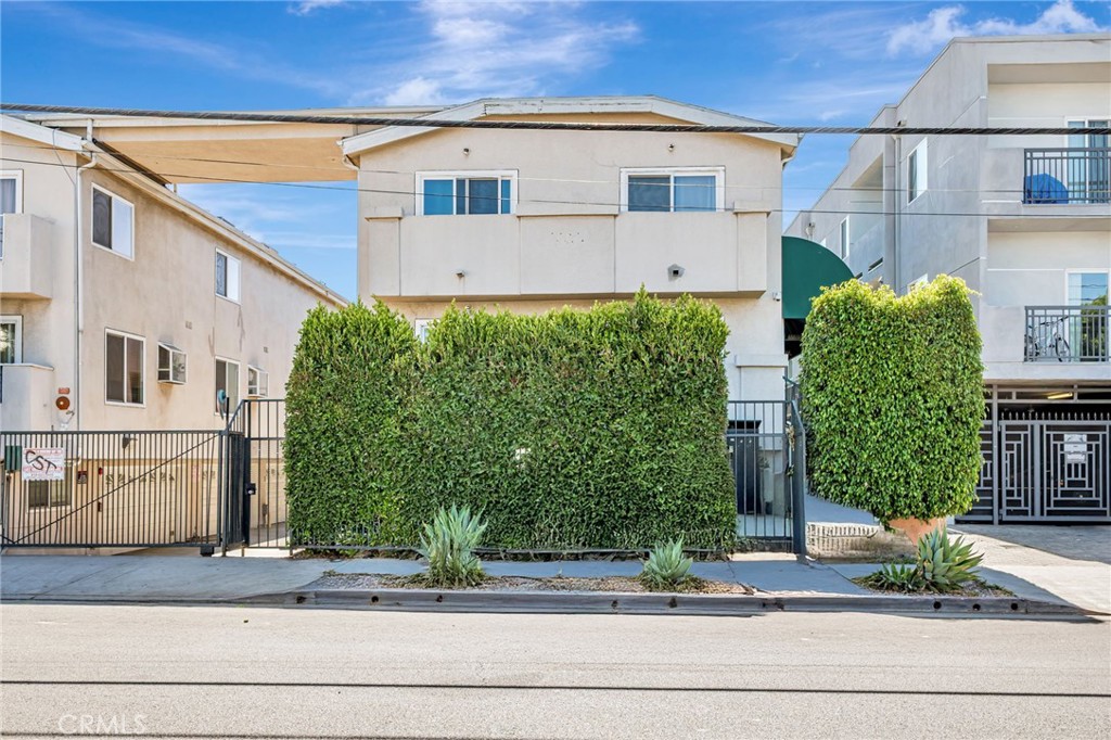 This charming townhouse features 4 bedrooms and 3 bathrooms. The 2 car attached garage has direct access to the townhouse. Very spacious and bright living rooms, dining room and kitchen. Community Pool & Spa.
HOA is professionally managed and features a pool and spa. Do not miss your opportunity to call this property is Home Sweet Home.
