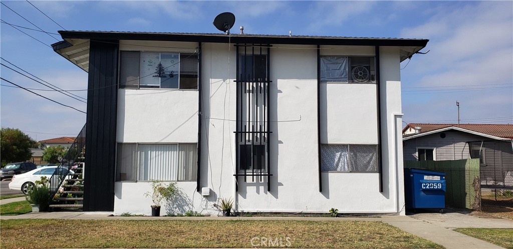 Large and bright 2 bedroom one bath apartment on the second floor. Formal tiled entry leads to a large living room, Kitchen and dining area with tile floors, two large bedrooms with wall to wall closets, bathroom with tile floors, tub and shower, separate water heater. Walking distance to Greenwood elementary school and public transportation. Tenant must obtain Renter's insurance.