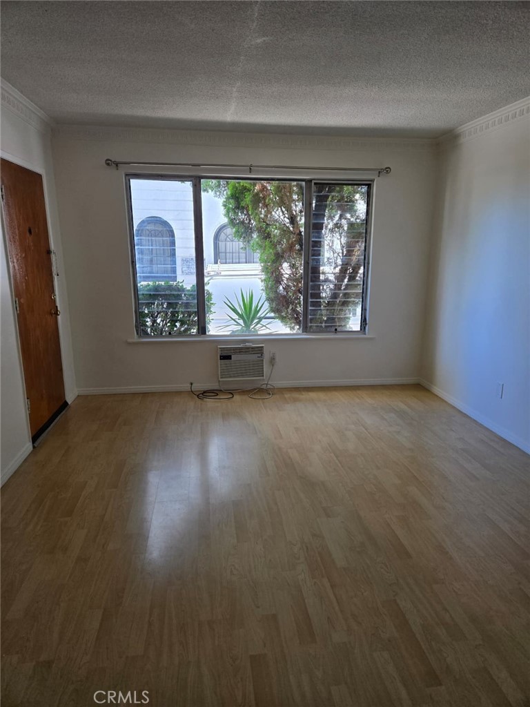 1735 Winona Boulevard 1