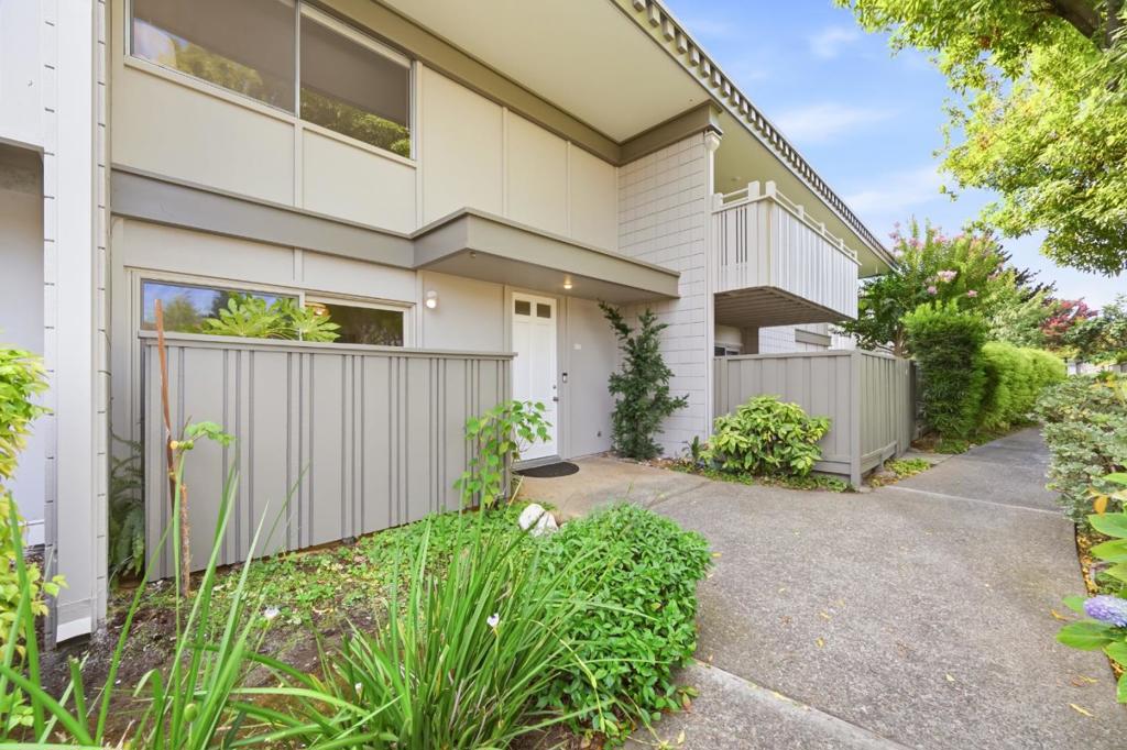 30 Los Altos Square