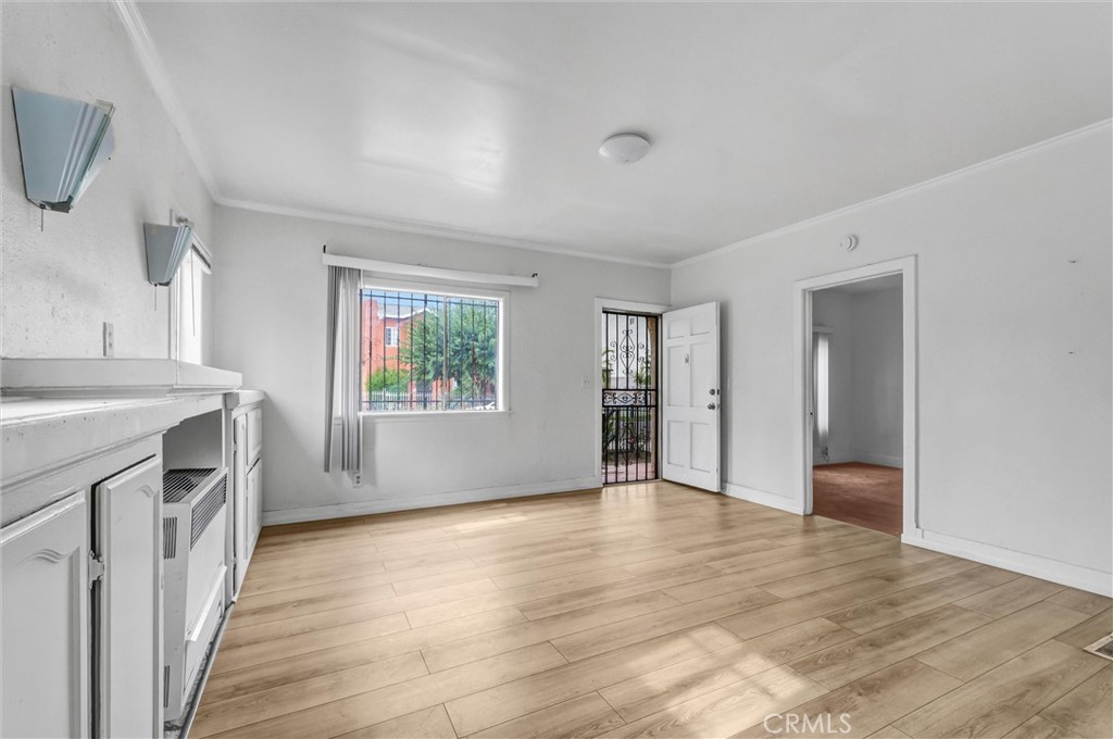 2112 S Burnside Avenue