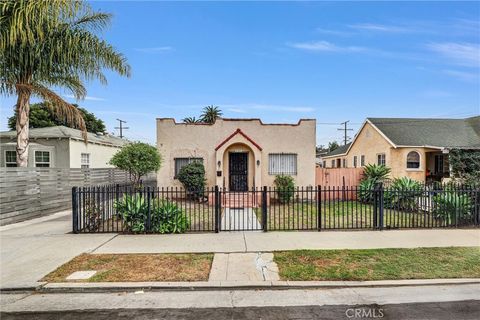 Photo of 2112 S Burnside Avenue, Los Angeles, CA 90016 (MLS # DW25261271)