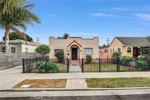 Photo of 2112 S Burnside Avenue, Los Angeles, CA 90016 (MLS # DW25261271)