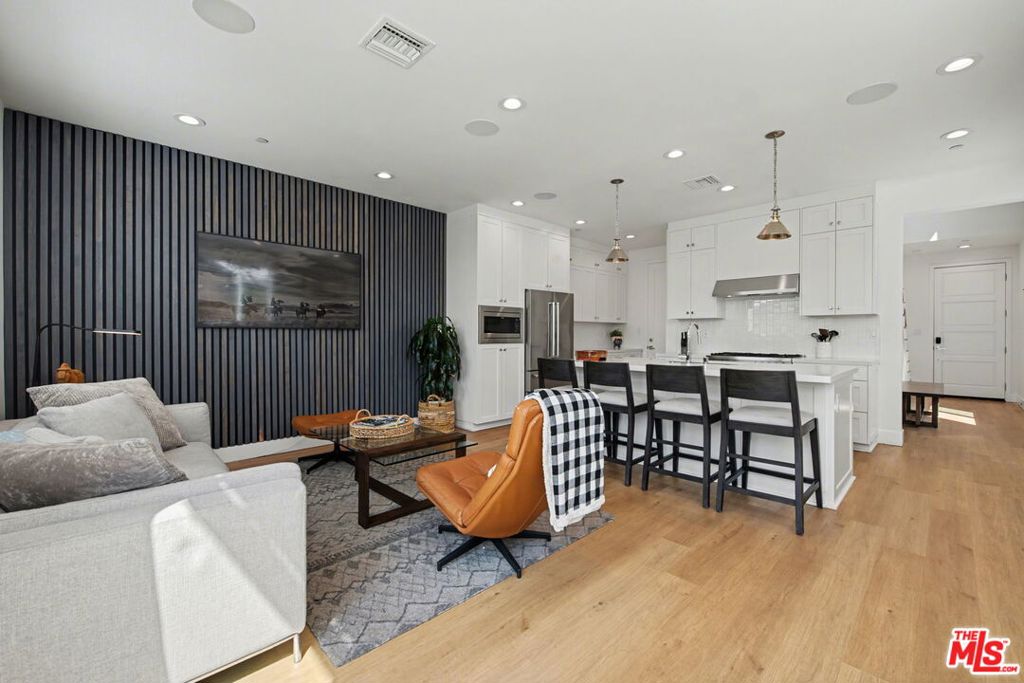 1207 N Commonwealth Avenue