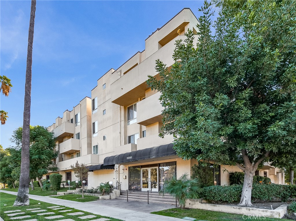 This welcoming bright, spacious and modern, 2-bedroom, 2-bathroom corner unit offers the perfect blend of comfort and convenience in a secure building. The open-concept layout is bathed in natural light, featuring large windows. The gourmet kitchen is equipped with sleek countertops and stainless steel appliances. The primary bedroom includes a walk-in closet and an en-suite bathroom with elegant finishes, while the second bedroom is perfect for guests, a home office, or additional living space. This well-maintained building offers amenities, including a fitness center, pool, spa and EV charging stations for eco-friendly convenience. With secure access and parking, you can enjoy peace of mind while being just minutes from shopping, dining, and transit options.