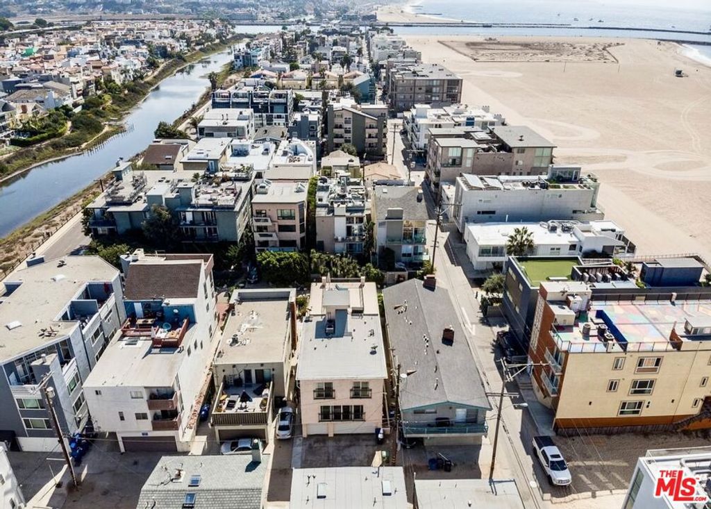 Photo of 17 Privateer Street, Marina Del Rey, CA 90292 (MLS # 25621629)