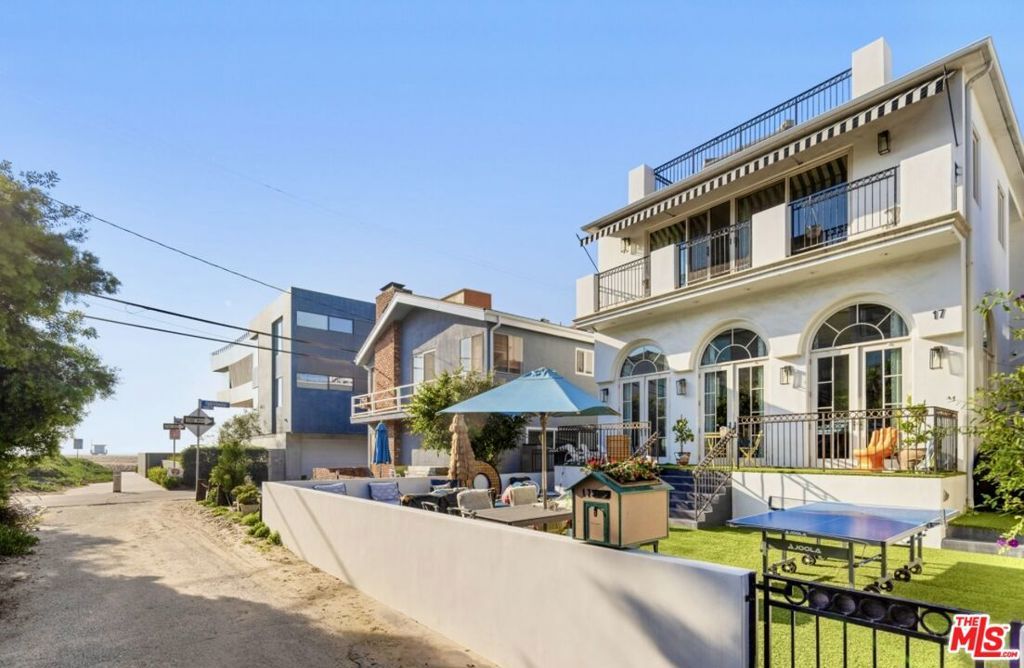 Photo of 17 Privateer Street, Marina Del Rey, CA 90292 (MLS # 25621629)