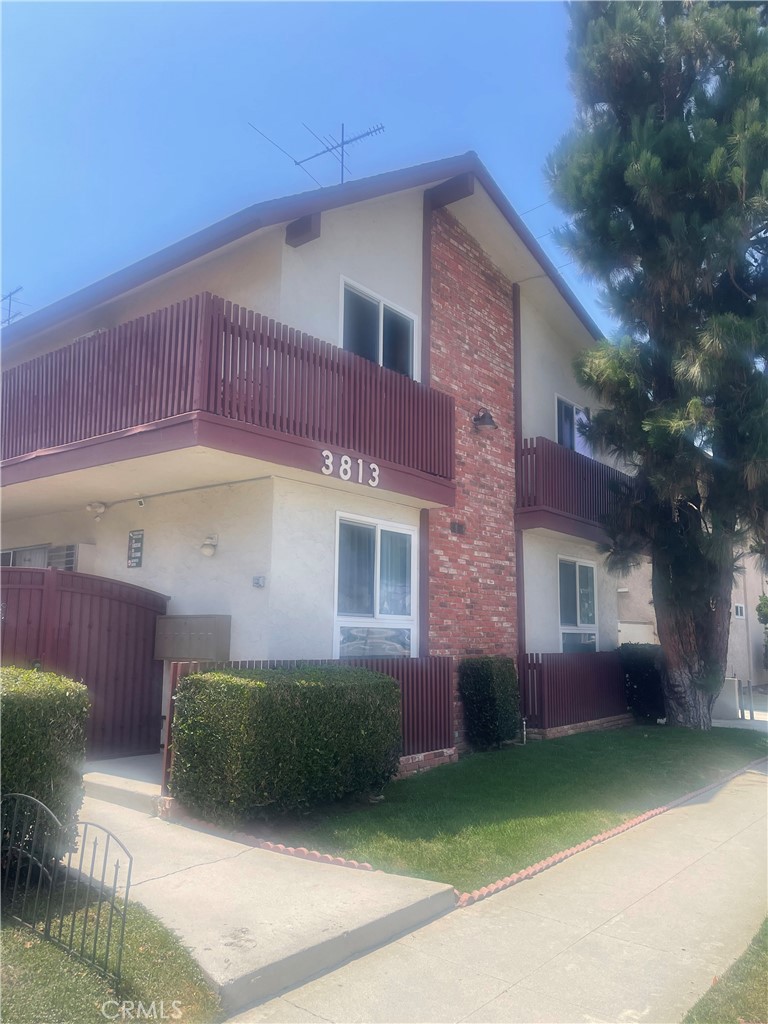 "DELIGHTFUL CULVER CITY CONDO in an Exclusive 7-Unit Complex! Nestled in the desirable Clarkdale neighborhood, this top-floor 2-bedroom, 2-bath residence offers bright, open living spaces with freshly refinished hardwood floors and double-pane windows for added comfort. Enjoy a spacious dining area, private patio, and generous walk-in closets. The boutique community features security cameras, privacy, and peace of mind."