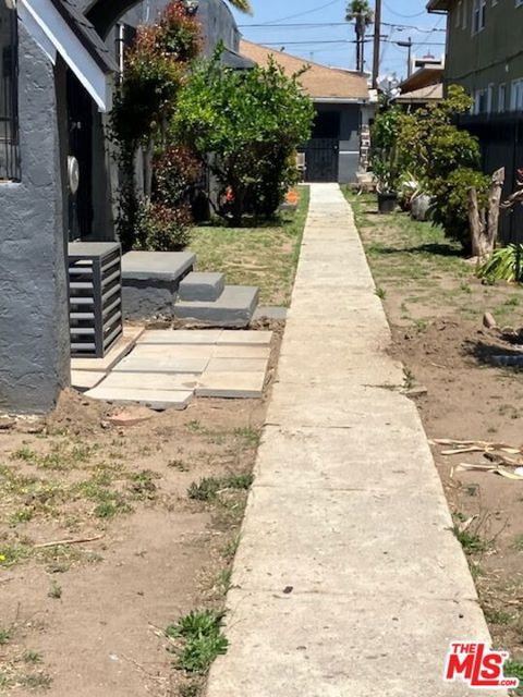 Photo of 1/4 W Queen Street, Inglewood, CA 90301 (MLS # 26830663)