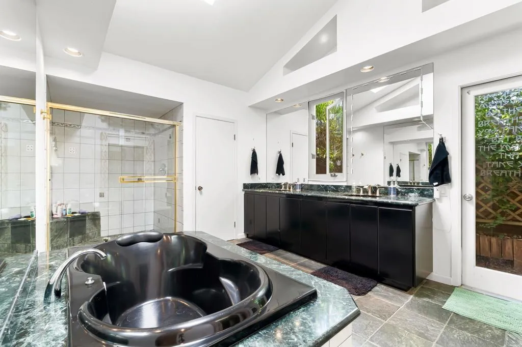 La Jolla, California 92037, United States, 4 Bedrooms Bedrooms, ,3 BathroomsBathrooms,Residential,Active,175673