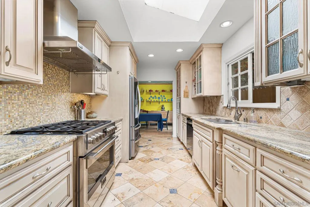 La Jolla, California 92037, United States, 4 Bedrooms Bedrooms, ,3 BathroomsBathrooms,Residential,Active,175673