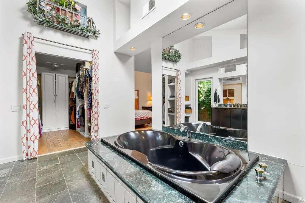 La Jolla, California 92037, United States, 4 Bedrooms Bedrooms, ,3 BathroomsBathrooms,Residential,Active,175673