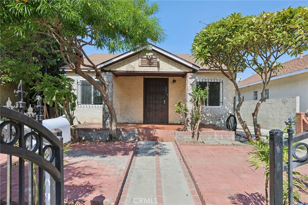 Awesome single story home in a highly desired area of Los Angeles that can easily accommodate 2 families. Property features 4 bedrooms, 2 full baths, open floor plan, spacious kitchen, bedrooms and bathrooms. Detached 1 car garage with an extra long driveway for plenty of parking.
The large front yard is completely gated and private and backyard yard has plenty of room with shed and fruit trees.
This is the opportunity you have been waiting for to make this beauty your dream home. Location is prime and close to all including kindergarten, elementary, middle and high schools, LAX, USC, Downtown L.A., Sofi stadium, shopping, restaurants and freeways.
This one is definitely a must see and will not last!!