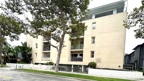 Photo of 423 S Rexford Drive Dr #303, Beverly Hills, CA 90212 (MLS # SR26158739)