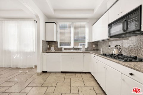 Photo of 11952 Montana Avenue #303, Los Angeles, CA 90049 (MLS # 26989065)
