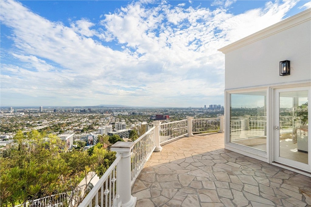 Photo of 8527 Hedges Way, Los Angeles, CA 90069 (MLS # SR26196865)