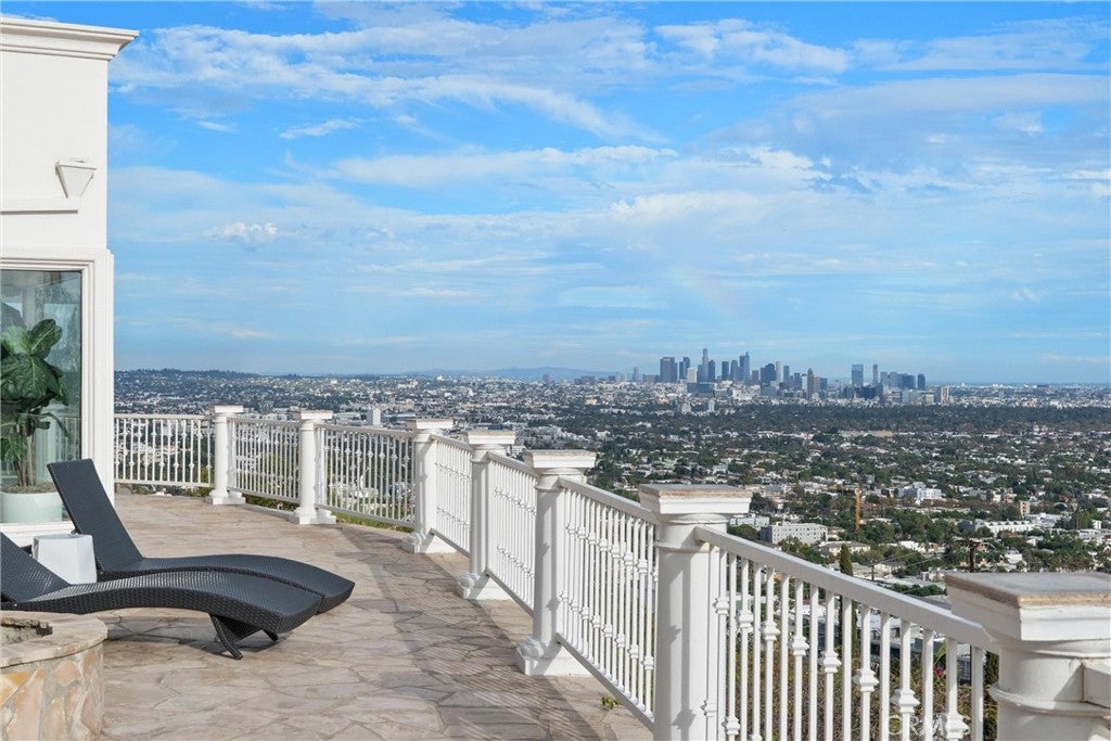 Photo of 8527 Hedges Way, Los Angeles, CA 90069 (MLS # SR26196865)