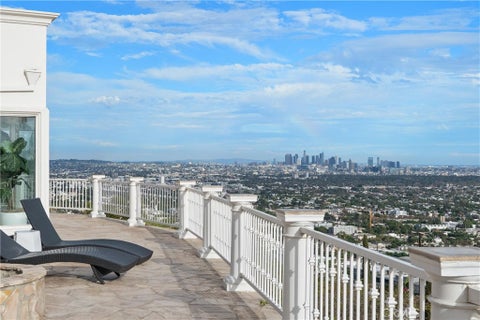 Photo of 8527 Hedges Way, Los Angeles, CA 90069 (MLS # SR26196865)