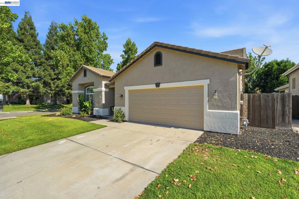 1532 Sophie Ln