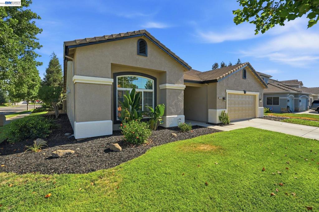 1532 Sophie Ln