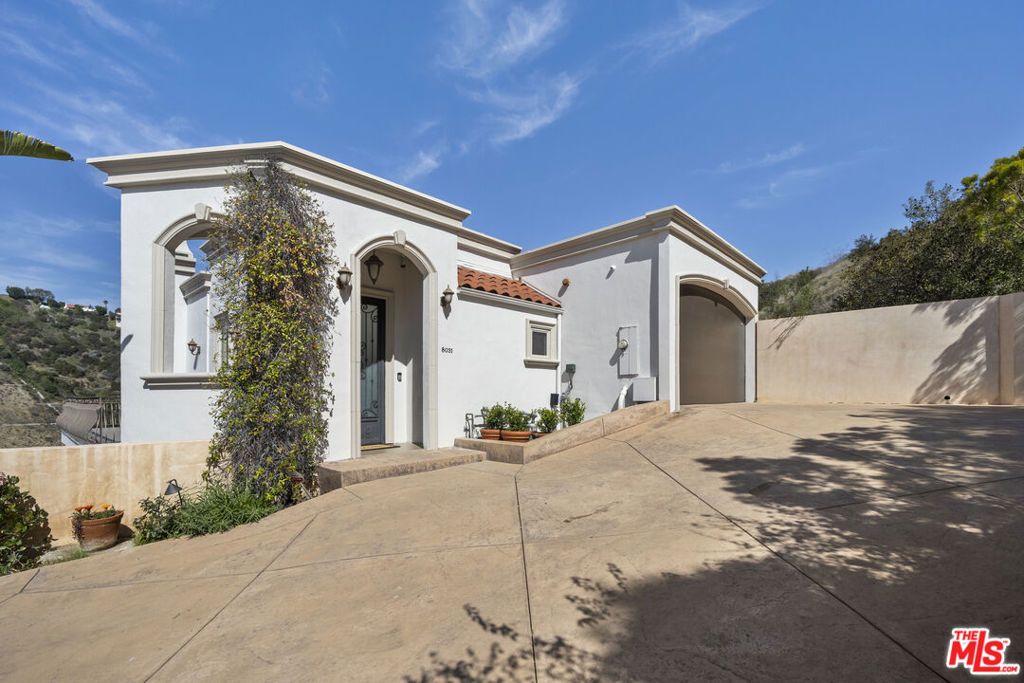 Photo of 8031 Floral Avenue, Los Angeles, CA 90046 (MLS # 25609915)