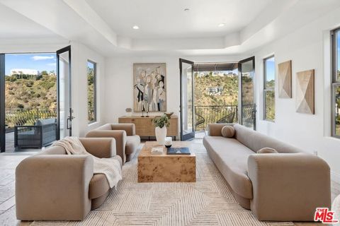 Photo of 8031 Floral Avenue, Los Angeles, CA 90046 (MLS # 25609915)