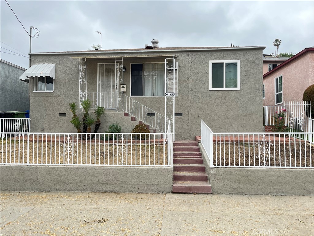Welcome to this freshly updated 3-bedroom, 2-bathroom front unit of a duplex in the vibrant El Sereno neighborhood. This inviting home features brand-new interior and exterior paint, new bathroom sinks and toilets, and a new kitchen sink. Enjoy a spacious front yard for added privacy, plus a shared backyard perfect for relaxing or entertaining.
Conveniently located just minutes from South Pasadena and Alhambra, with quick access to major freeways, local shops, and an array of cozy coffee spots nearby—perfect for your morning routine or weekend unwind. This is city living with a neighborhood feel!