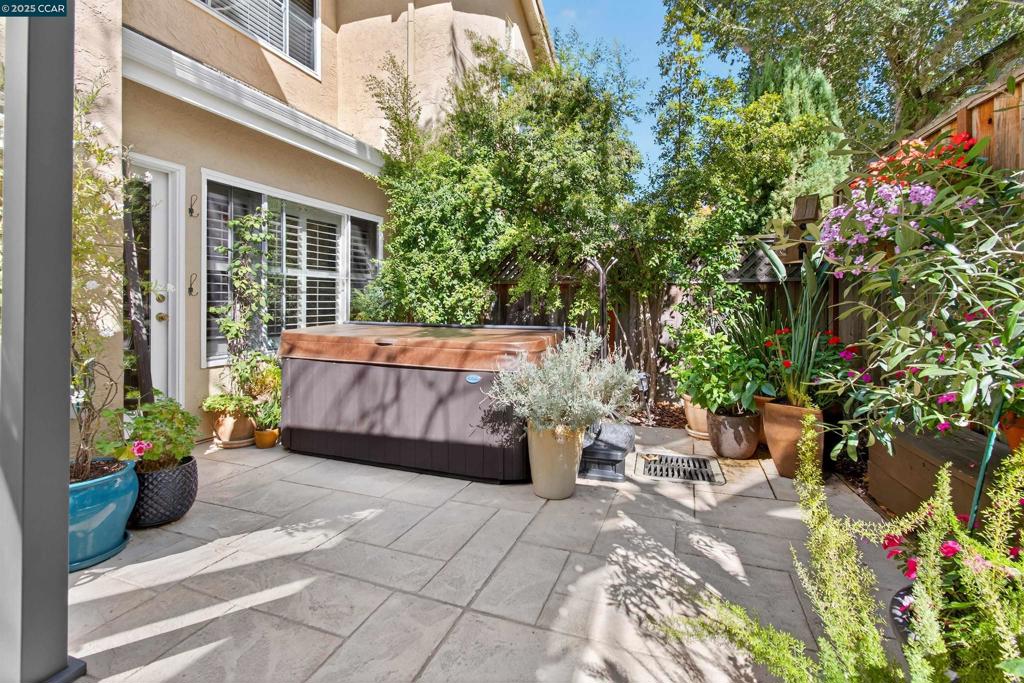 CANYON LAKES - Residential
