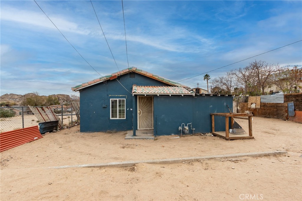 Main image without alt text