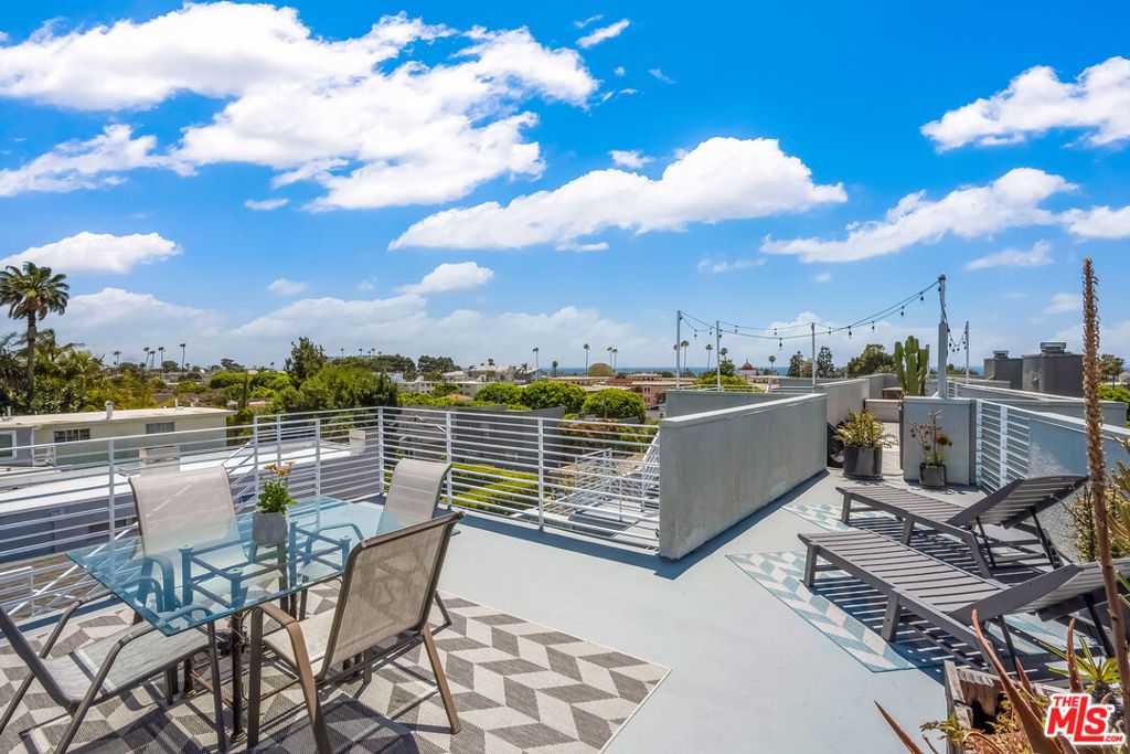 Photo of 2020 6th Street #2, Santa Monica, CA 90405 (MLS # 25546609)