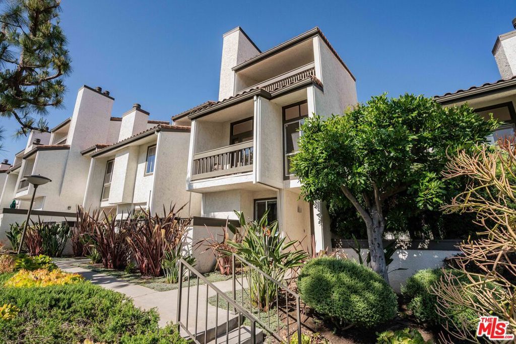 Photo of 17083 Palisades Circle, Pacific Palisades, CA 90272 (MLS # 26673319)