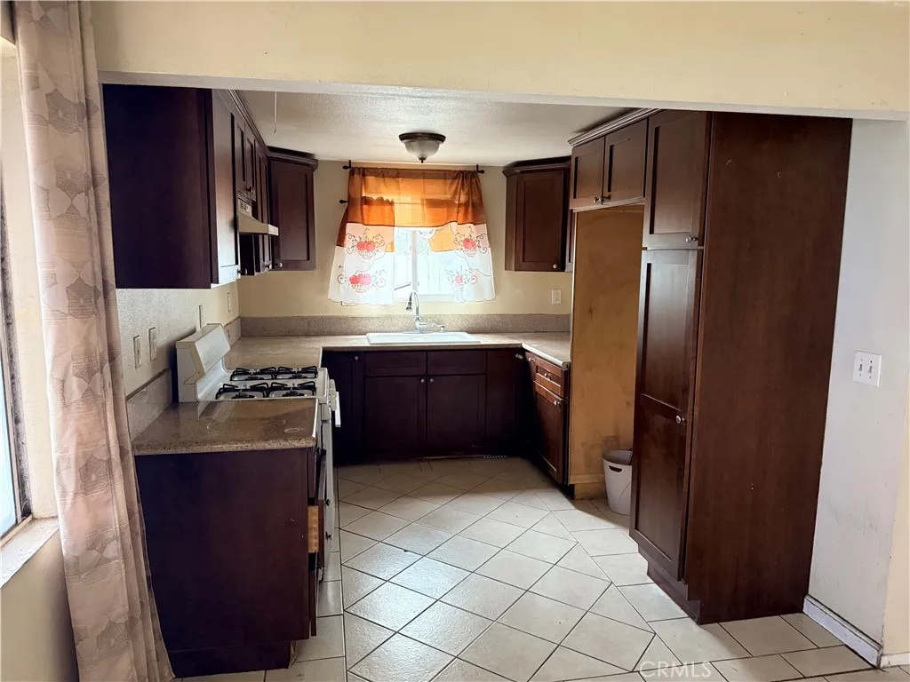 Los Angeles, California 90003, United States, ,Residential,Active,210803