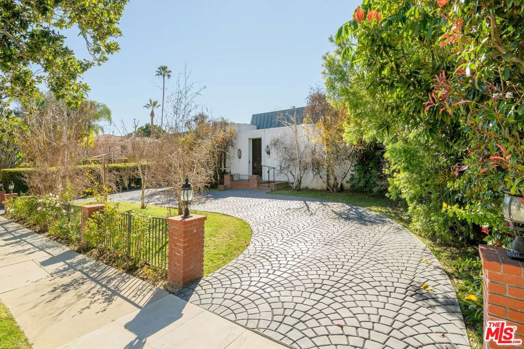 Available for the first time in 50 years, this Hollywood Regency tennis court estate is the best priced ground-up development opportunity presently on the market in the Beverly Hills Flats. Boasting a nearly 19,000 square foot lot with a southern/western exposure, and a premier 700-block address on Magnolia-lined Crescent Drive, the property is ideally situated mere blocks from The Beverly Hills Hotel, The Golden Triangle and Rodeo Drive. Virtually limitless potential to create a true showcase estate in the world's most luxurious neighborhood. Trust sale, no court confirmation required.